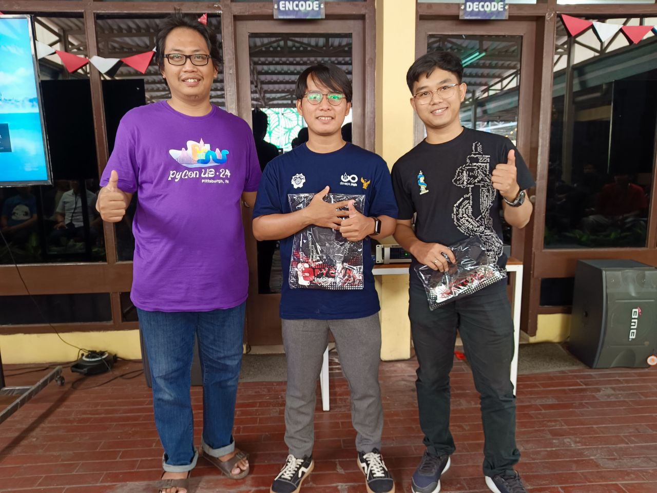 Berfoto dengan panitia penyelenggara (Mas Sigit) dan pemateri (Fadil)